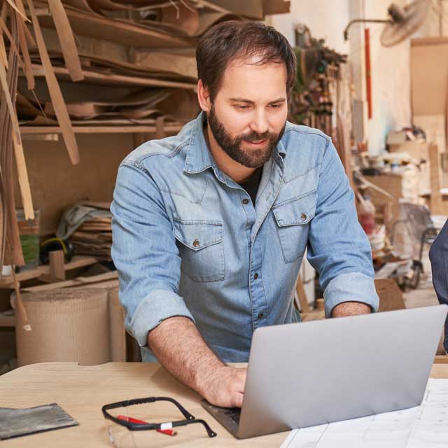 Handwerker beim einfachen erstellen des Angebots