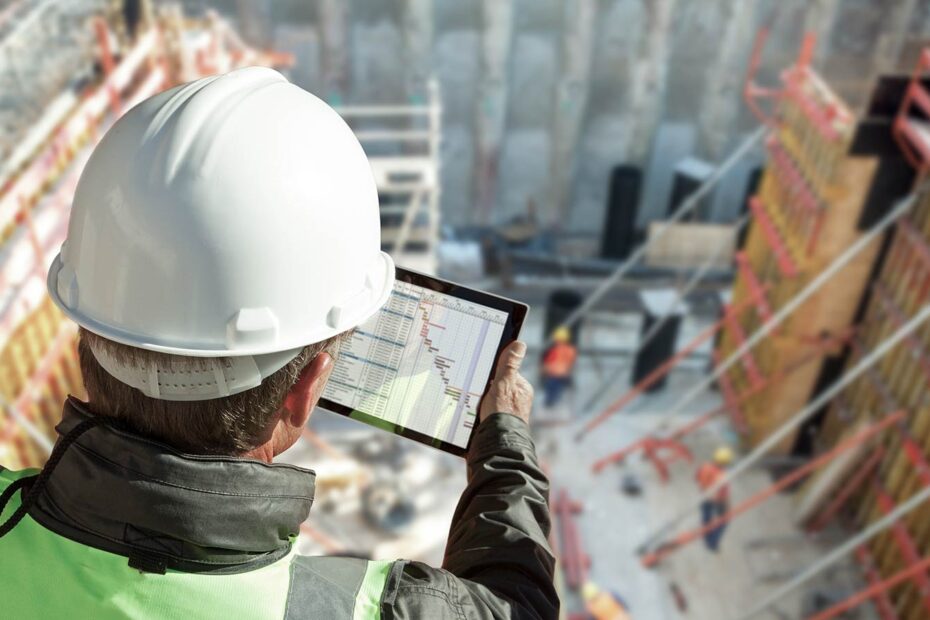 Bauplaner mit iPad, welches den Baufortschritt in einem Projektmanagement-Diagramm anzeigt